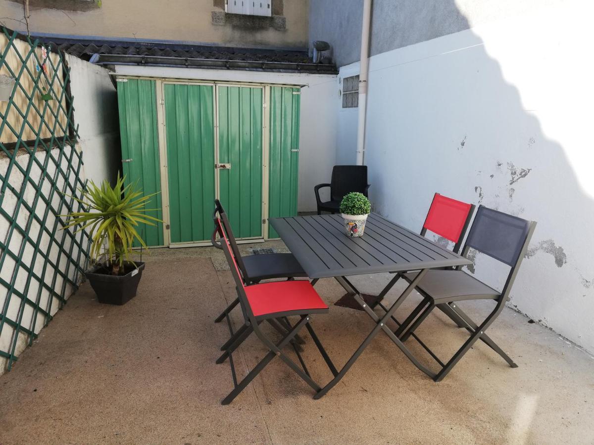 Hotel Les Pénates à Saint-Laurent-sur-Sèvre Extérieur photo